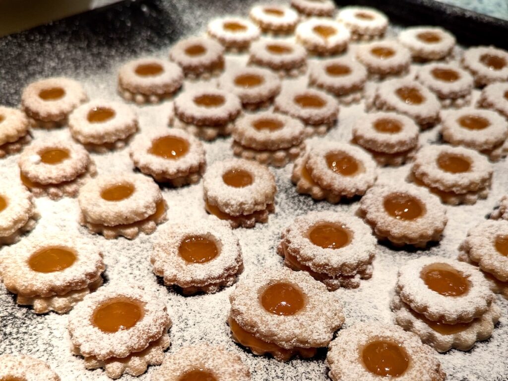 Ein Blech voller selbstgebackener Plätzchen